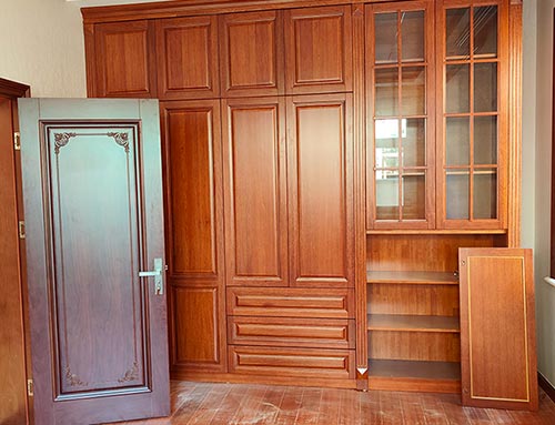 威海中式家庭装修里定制的实木衣柜效果图